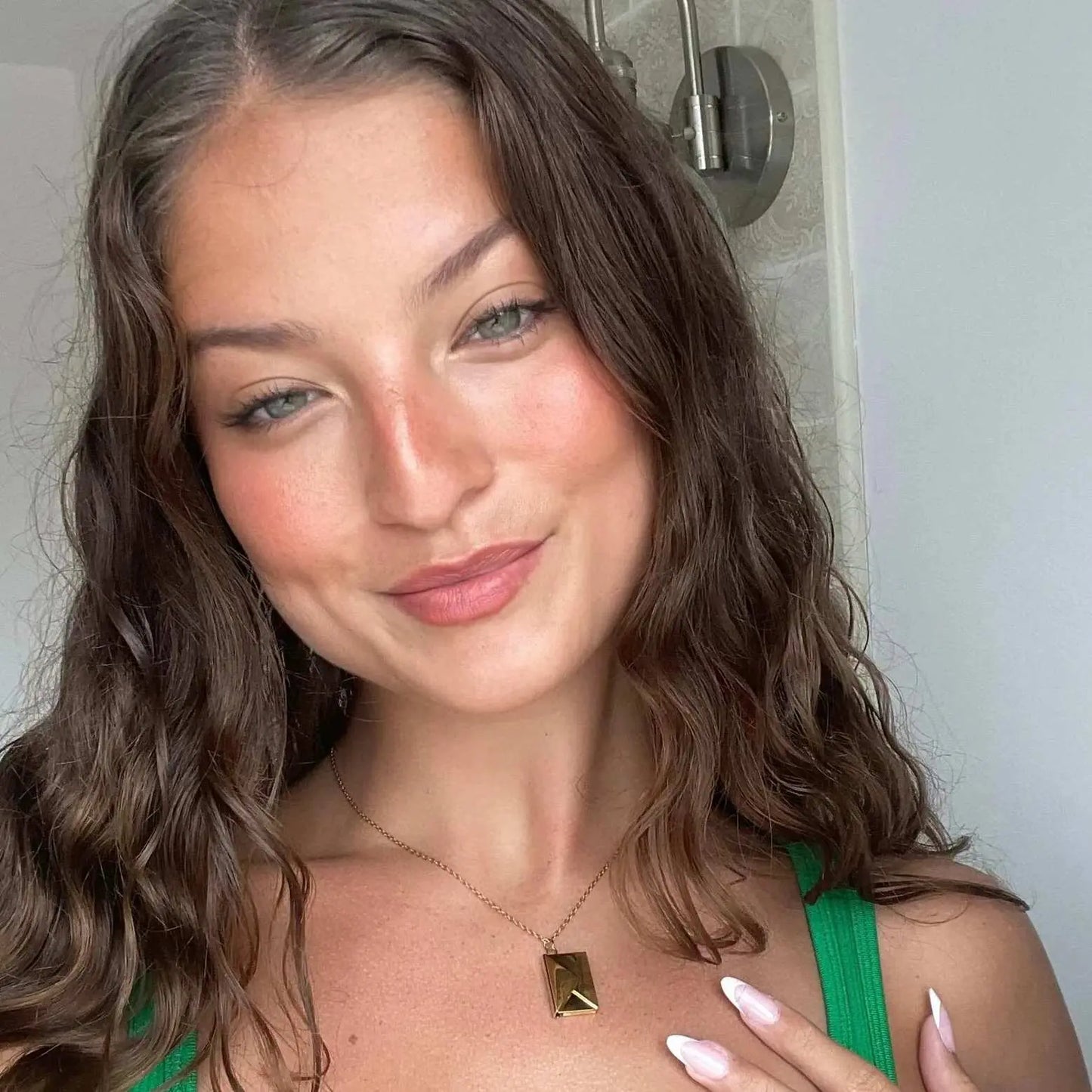 Örökrózsa mackó - Egyedi gravírozott nyaklánccal